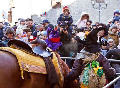 befana a cavallo